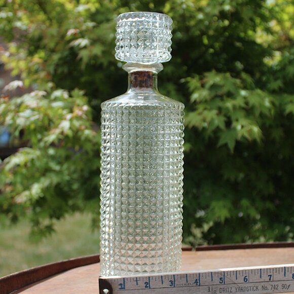 Vintage Diamond Point Glass Decanter โ Clear Pressed Glass with Stopper โ 11.75" - Picture 10 of 10